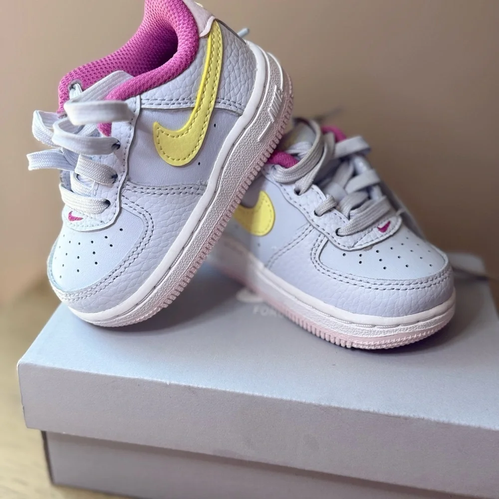 Nike White and Pink Sneakers Low-Top Design
